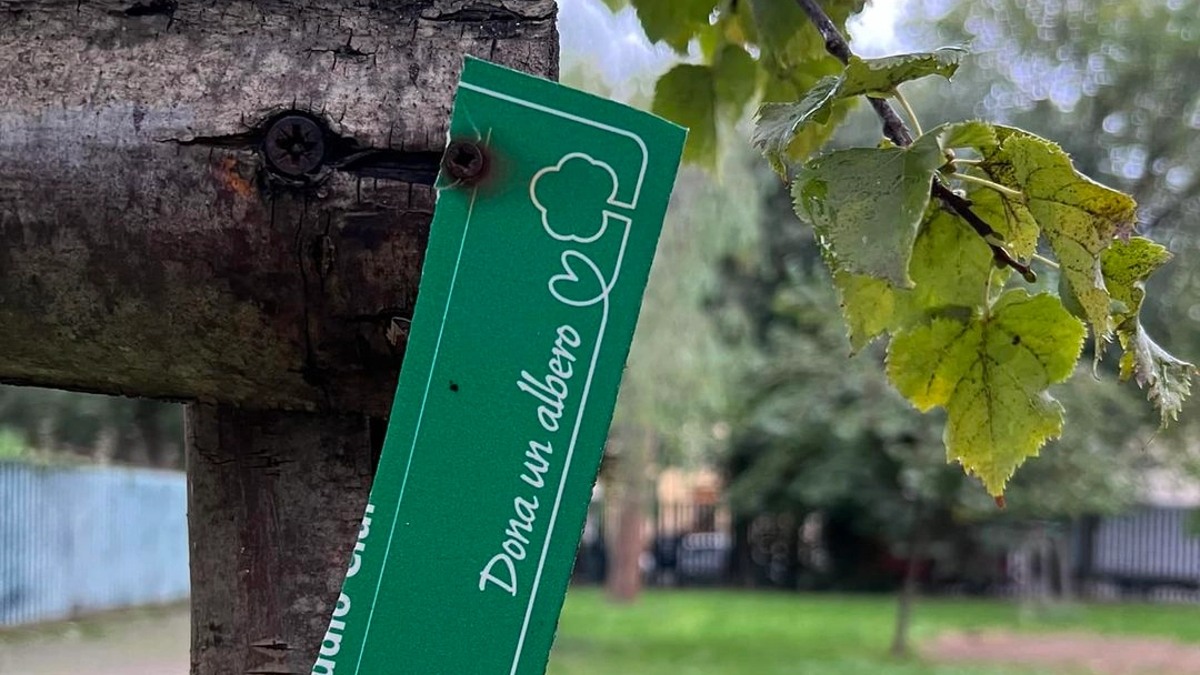 La targa vandalizzata ai giardini di Campo di Marte