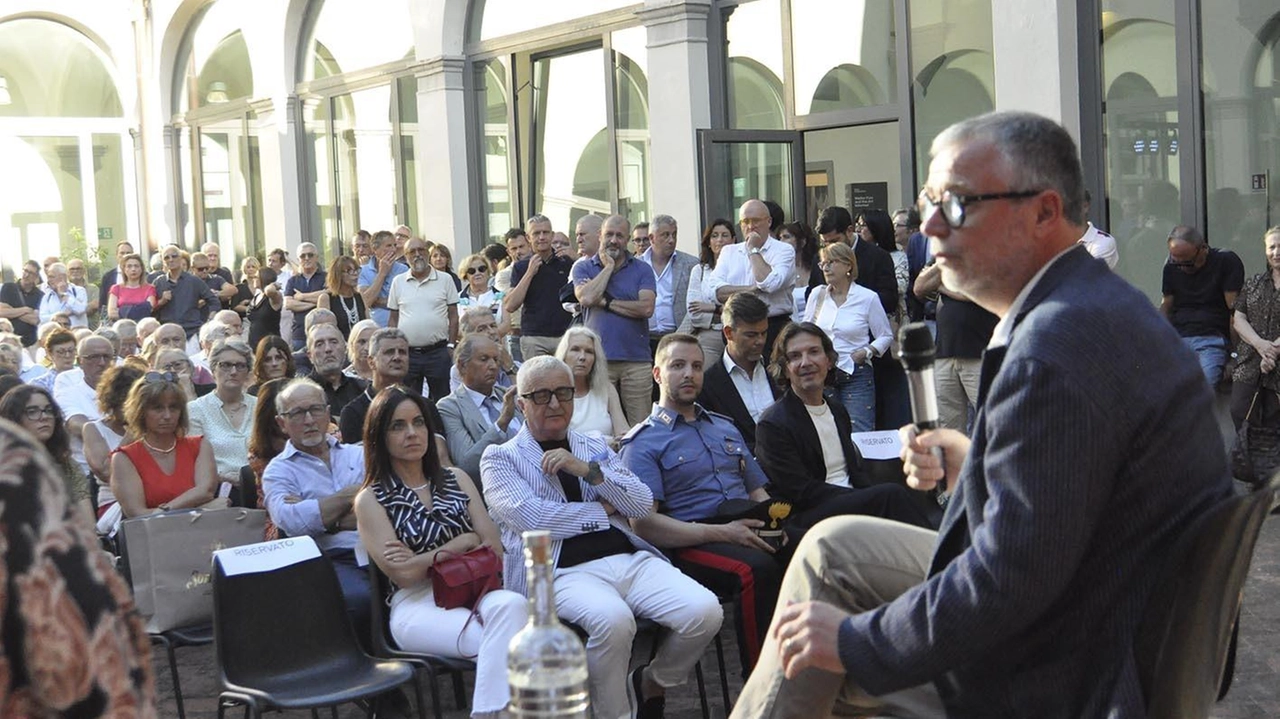 L’assessore regionale Simone Bezzini ha tenuto ieri il. proprio e atteso incontro di rendicontazione del mandato nella sua Colle di Val d’Elsa, al Museo San Pietro L’assessore regionale Simone Bezzini ha tenuto ieri il. proprio e atteso incontro di rendicontazione del mandato nella sua Colle di Val d’Elsa, al Museo San Pietro