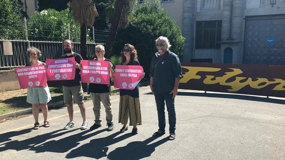 La conferenza stampa di Auletta e Rifondazione: «Il sindaco ritiri la cittadinanza onoraria al Capar» La conferenza stampa di Auletta e Rifondazione: «Il sindaco ritiri la cittadinanza onoraria al Capar»