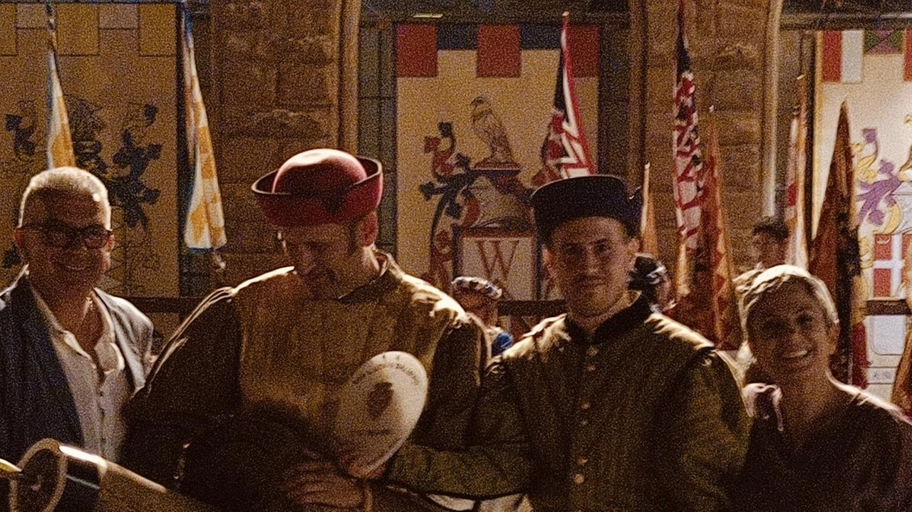 Un momento della premiazione dei Balestrieri di Volterra che hanno vinto l’edizione 2024 Un momento della premiazione dei Balestrieri di Volterra che hanno vinto l’edizione 2024