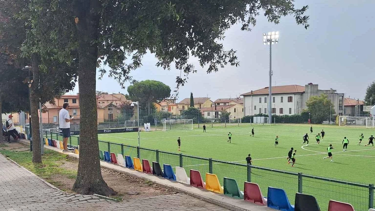 Un’immagine dello stadio di Piancastagnaio, con la squadra allenata da mister Birindelli in campo durante una seduta di allenamento Un’immagine dello stadio di Piancastagnaio, con la squadra allenata da mister Birindelli in campo durante una seduta di allenamento