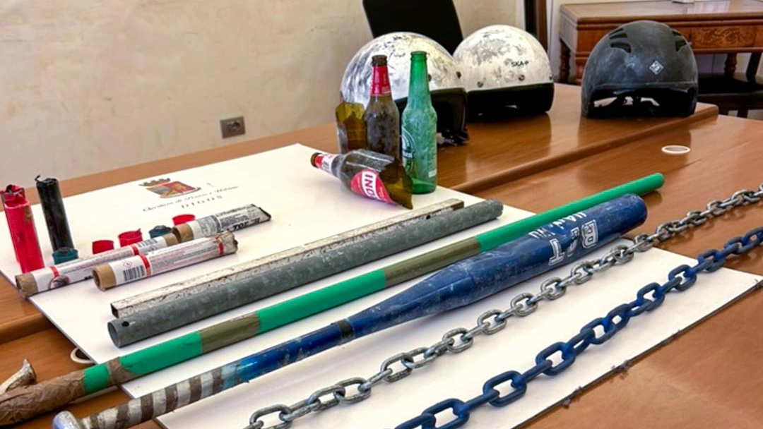 Il materiale sequestrato dalla Polizia agli ultras di Pesaro dopo l’agguato Il materiale sequestrato dalla Polizia agli ultras di Pesaro dopo l’agguato