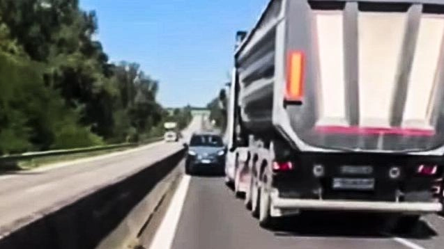 Il camion condotto da Andrea Petturiti ferma l’auto che procedeva. contromano Il camion condotto da Andrea Petturiti ferma l’auto che procedeva. contromano