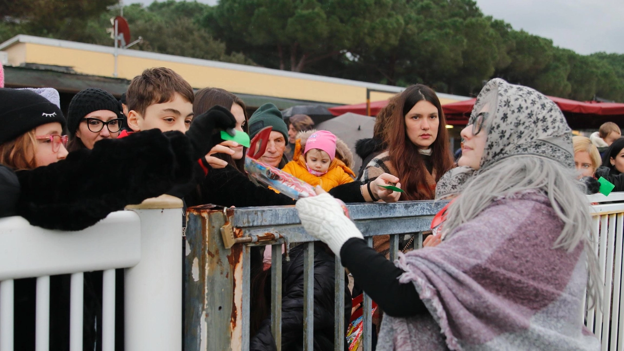 All’ippodromo di San Rossore la Befana viene al galoppo. Oggi avverrà infatti la tradizionale distribuzione delle trecento calze della Befana... All’ippodromo di San Rossore la Befana viene al galoppo. Oggi avverrà infatti la tradizionale distribuzione delle trecento calze della Befana...