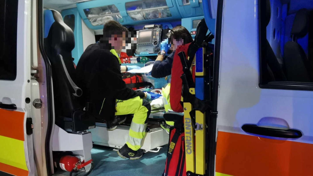 L'equipaggio di un'ambulanza in una foto di repertorio L'equipaggio di un'ambulanza in una foto di repertorio