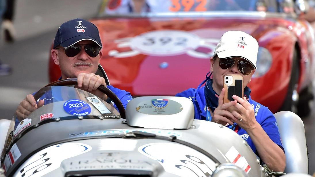 Sfileranno sulle lastre oggi, i ‘gioielli’ della 1000 Miglia. Pezzi pregiati di design, fascino e storia. Piazza del Campo... Sfileranno sulle lastre oggi, i ‘gioielli’ della 1000 Miglia. Pezzi pregiati di design, fascino e storia. Piazza del Campo...