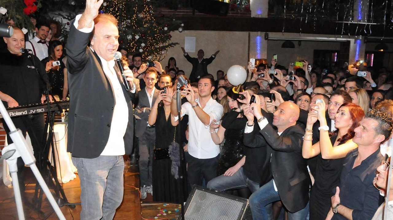 Jerry Calà il grande mattatore della Capannina negli ultimi anni; a sinistra la famiglia Guidi e una foto storica Jerry Calà il grande mattatore della Capannina negli ultimi anni; a sinistra la famiglia Guidi e una foto storica