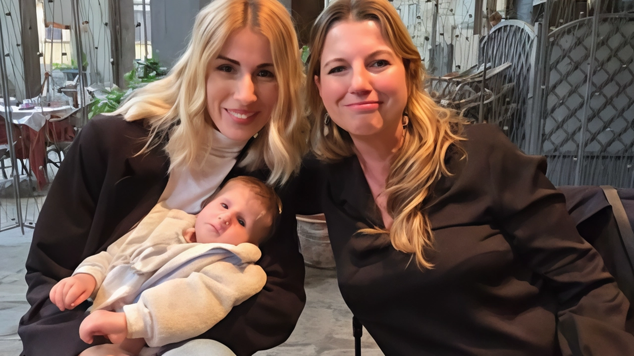 Giada Di Berardino con il figlio Roberto, 4 anni, affetto dalla sindrome di Cockayne, insieme alla scrittrice Anna Cherubini, hanno presentato a Cortona il libro scritto a quattro mani «Frollino, il mio bimbo magico» Giada Di Berardino con il figlio Roberto, 4 anni, affetto dalla sindrome di Cockayne, insieme alla scrittrice Anna Cherubini, hanno presentato a Cortona il libro scritto a quattro mani «Frollino, il mio bimbo magico»