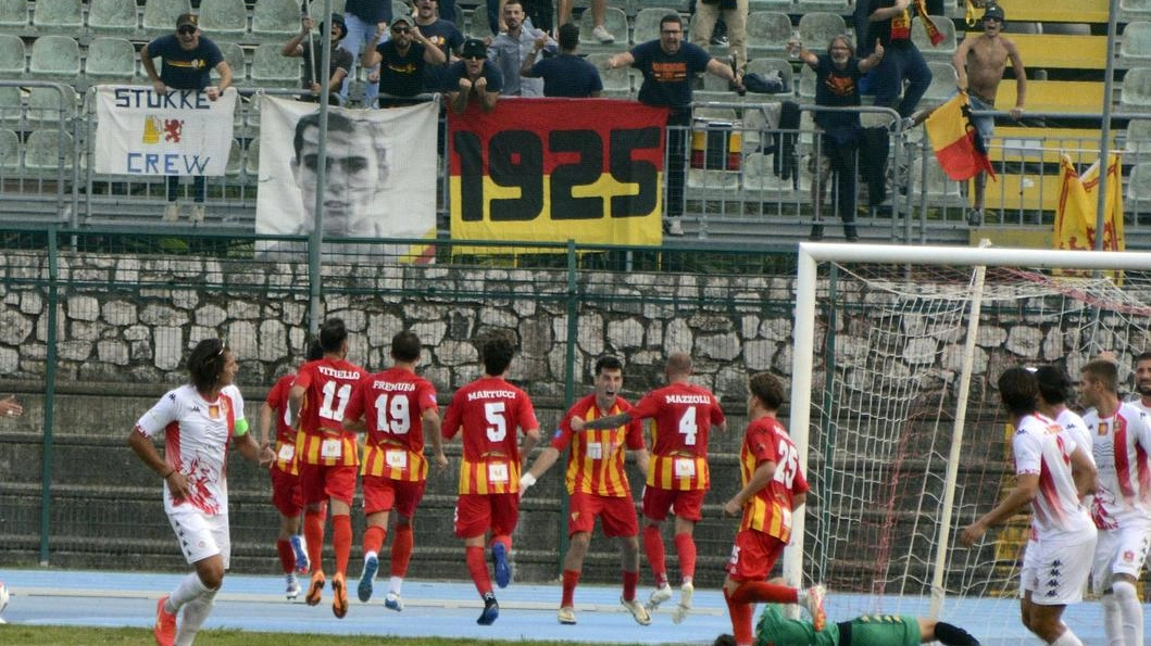 GROSSETO 1 POGGIBONSI 2 GROSSETO (4-3-1-2): Raffaelli; Guerrini, Frosali, Cretella, Macchi (46’ st Grasso); Boiga (14’ st Senigagliesi), Sabelli, Sacchini (22’ st... GROSSETO 1 POGGIBONSI 2 GROSSETO (4-3-1-2): Raffaelli; Guerrini, Frosali, Cretella, Macchi (46’ st Grasso); Boiga (14’ st Senigagliesi), Sabelli, Sacchini (22’ st...