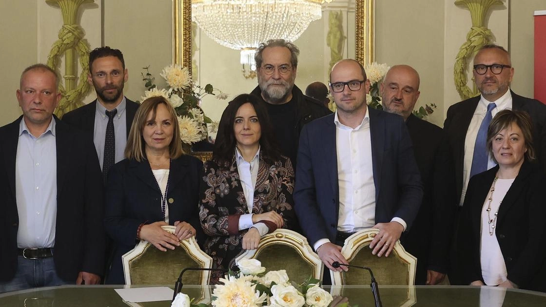 La denuncia della presidente della Provincia, affiancata da sindaci e amministratori: "Con il decreto Milleproroghe spariti fondi già impegnati perché previsti dalla Legge finanziaria. Così la nostra viabilità è al collasso". La denuncia della presidente della Provincia, affiancata da sindaci e amministratori: "Con il decreto Milleproroghe spariti fondi già impegnati perché previsti dalla Legge finanziaria. Così la nostra viabilità è al collasso".