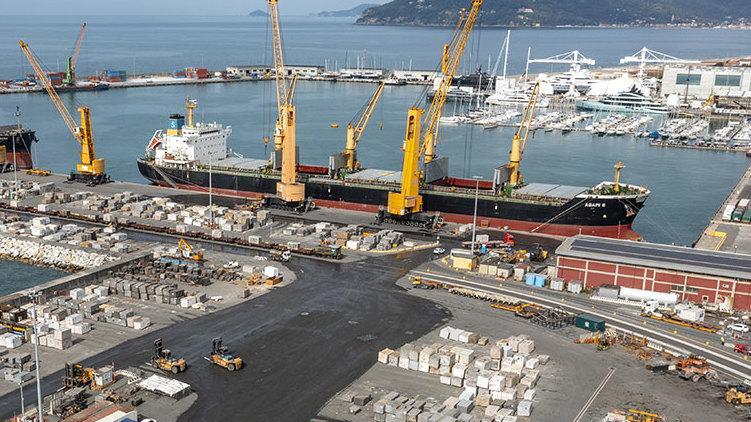 https://www.lanazione.it/image-service/view/acePublic/alias/contentid/ZDAyZTczZWYtMTQ0Ni00/0/freno-a-mano-sul-porto-il-governo-verifichera-gli-effetti-sullerosione-esultano-i-paladini.jpeg?f=16:9&w=1200&h=630