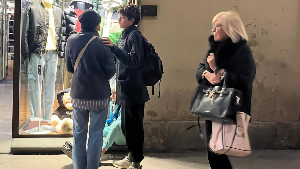 Pomeriggio affollato nel centro città:. è il. giorno degli sconti del black friday Pomeriggio affollato nel centro città:. è il. giorno degli sconti del black friday