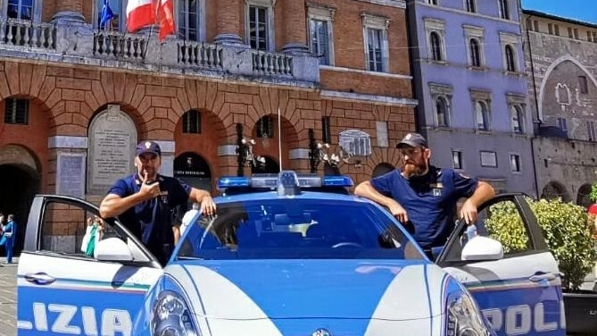 Sono stati gli agenti del Commissariato di Foligno a notificare il divieto di avvicinamento all’ex compagna: per il 37enne anche il braccialetto elettronico Sono stati gli agenti del Commissariato di Foligno a notificare il divieto di avvicinamento all’ex compagna: per il 37enne anche il braccialetto elettronico