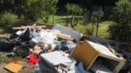Il cumulo di rifiuti nel parcheggio di fronte al circolo Arci di Candeglia Il cumulo di rifiuti nel parcheggio di fronte al circolo Arci di Candeglia