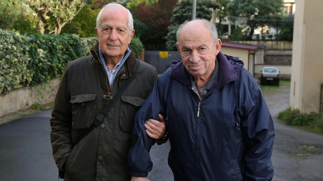 Fabio Viti, 69 anni, con difficoltà motorie accompagnato da Paolo Pranzini dell’Auser a denunciare il furto in caserma Fabio Viti, 69 anni, con difficoltà motorie accompagnato da Paolo Pranzini dell’Auser a denunciare il furto in caserma