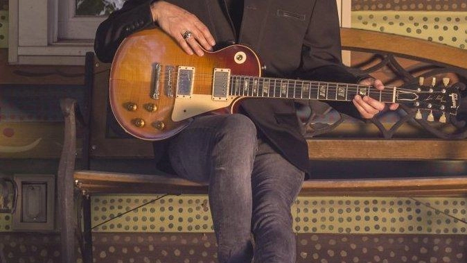 Una immagine del chitarrista Robben Ford, in concerto il 5 dicembre al Teatro del Giglio, con uno dei suoi numerosissimi e meravigliosi ’strumenti di lavoro’ Una immagine del chitarrista Robben Ford, in concerto il 5 dicembre al Teatro del Giglio, con uno dei suoi numerosissimi e meravigliosi ’strumenti di lavoro’