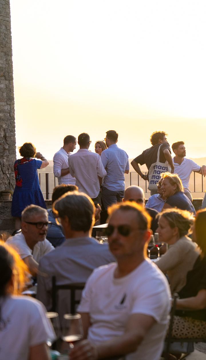 Visita nei luoghi suggestivi del borgo e brindisi d’estate al calasole Visita nei luoghi suggestivi del borgo e brindisi d’estate al calasole
