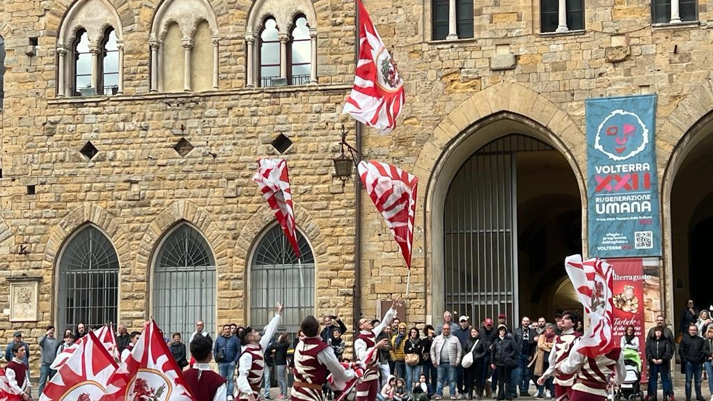 Il corteo storico, composto da figuranti in costumi medievali, partirà da Porta a Selci e, percorrerà. il centro storico, per arrivare in Piazza dei Priori per dare vita al carosello di bandiere del Gruppo storico sbandieratori città di Volterra