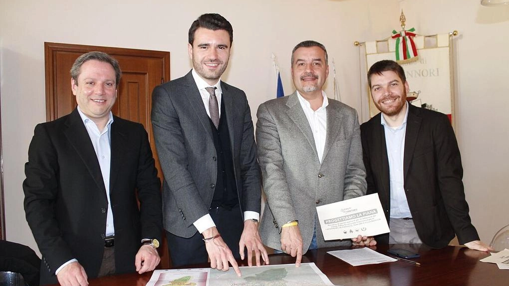 Il momento della firma sul piano operativo intercomunale Il momento della firma sul piano operativo intercomunale