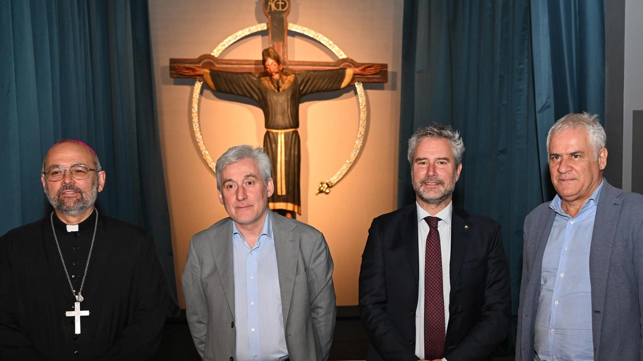 Giulietti, Marsili, Pardini e Pierucci con alle spalle il Volto Santo restaurato (foto Alcide) Giulietti, Marsili, Pardini e Pierucci con alle spalle il Volto Santo restaurato (foto Alcide)
