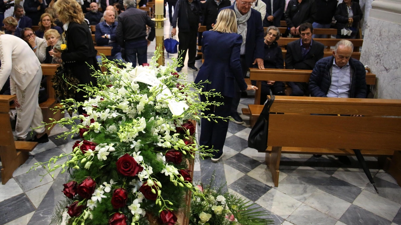 Amici e conoscenti al funerale nella chiesa Collegiata, ma nessuno dei vip. Alla fine del rito funebre il commosso ricordo dell’ex sindaco Gabriele Toti. . Amici e conoscenti al funerale nella chiesa Collegiata, ma nessuno dei vip. Alla fine del rito funebre il commosso ricordo dell’ex sindaco Gabriele Toti. .