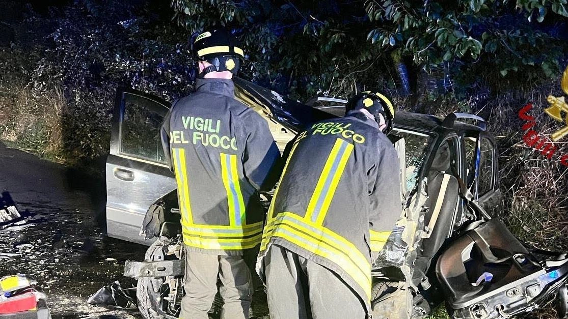 I vigili del fuoco hanno eseguito le operazioni per liberare i feriti che erano rimasti incastrati nelle auto Una era finita in un fosso