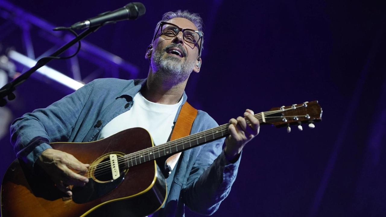 Brunori Sas sarà in concerto domani alle 21 alla Rocca Maggiore di Assisi con “L’albero delle noci – tour estate” Brunori Sas sarà in concerto domani alle 21 alla Rocca Maggiore di Assisi con “L’albero delle noci – tour estate”
