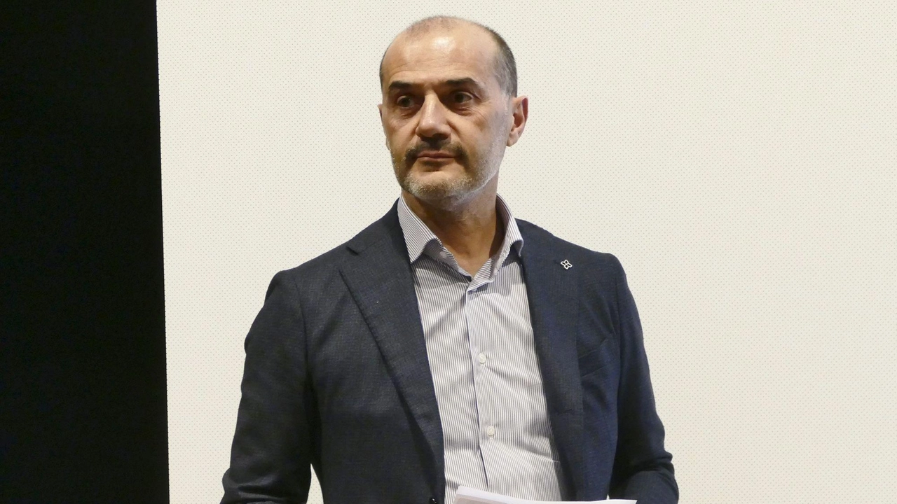 Analisi di Confcommercio: nel 2023 calo del 10% delle nuove attività. Il direttore Tempestini: "Rischiamo una desertificazione anche sociale". Analisi di Confcommercio: nel 2023 calo del 10% delle nuove attività. Il direttore Tempestini: "Rischiamo una desertificazione anche sociale".