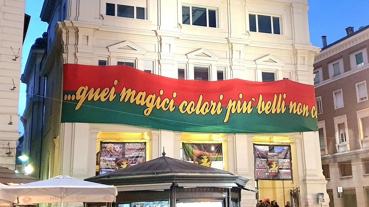 I tre giorni di festa in piazza della Repubblica per il secolo di vita della Ternana. "Momenti bellissimi perchè la squadra è un bene e un valore che unisce tutti". Oggi Masiello, Selvaggi, Fabris e Liguori. I tre giorni di festa in piazza della Repubblica per il secolo di vita della Ternana. "Momenti bellissimi perchè la squadra è un bene e un valore che unisce tutti". Oggi Masiello, Selvaggi, Fabris e Liguori.