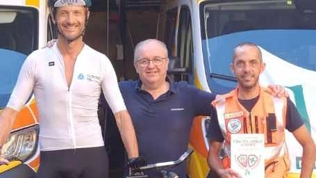 Da sinistra Davide Strambi, il presidente della Croce Verde Gabriele Dalle Luche e il dipendente Marco Bandelloni durante il saluto alla sede di via Capriglia