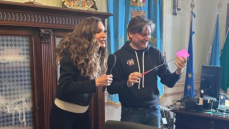 Chiara Squaglia, inviata di Striscia la Notizia, ricevuta dal sindaco di Orbetello Andrea Casamenti