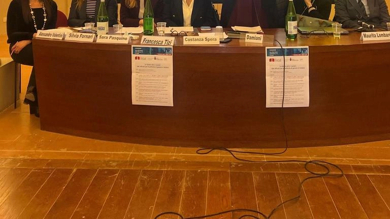 Un momento del convegno organizzato dal Comune alla sala Sant’Anna. e al quale hanno preso parte più voci femminili Un momento del convegno organizzato dal Comune alla sala Sant’Anna. e al quale hanno preso parte più voci femminili