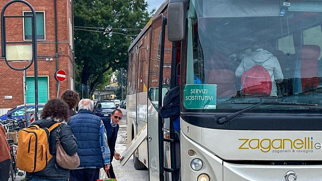 L’odissea dei pendolari: "Senza treni e pochi bus" L’odissea dei pendolari: "Senza treni e pochi bus"