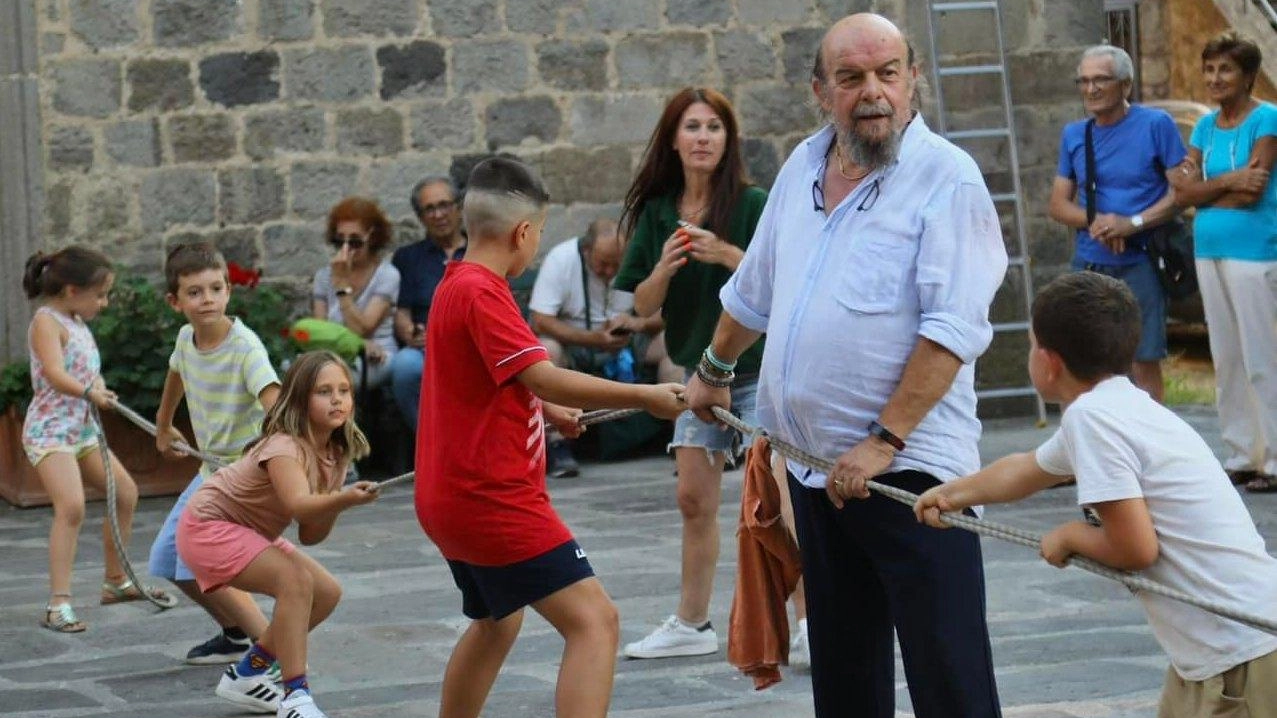 Per le. strade di Santa Fiora, domani, torneranno i giochi popolari di un tempo. Un tuffo nel passato, per il paese, grazie alla rievocazione del Volo della Capra, antica tradizione pagana Per le. strade di Santa Fiora, domani, torneranno i giochi popolari di un tempo. Un tuffo nel passato, per il paese, grazie alla rievocazione del Volo della Capra, antica tradizione pagana