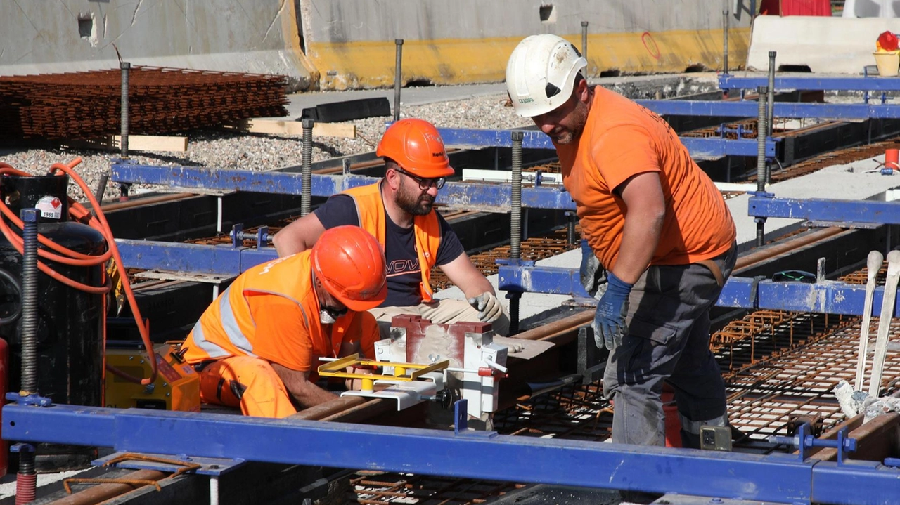 Operai al lavoro su un cantiere del tram nel Pian di Ripoli, zona dove è già stata effettuata la posa di alcuni binari Operai al lavoro su un cantiere del tram nel Pian di Ripoli, zona dove è già stata effettuata la posa di alcuni binari