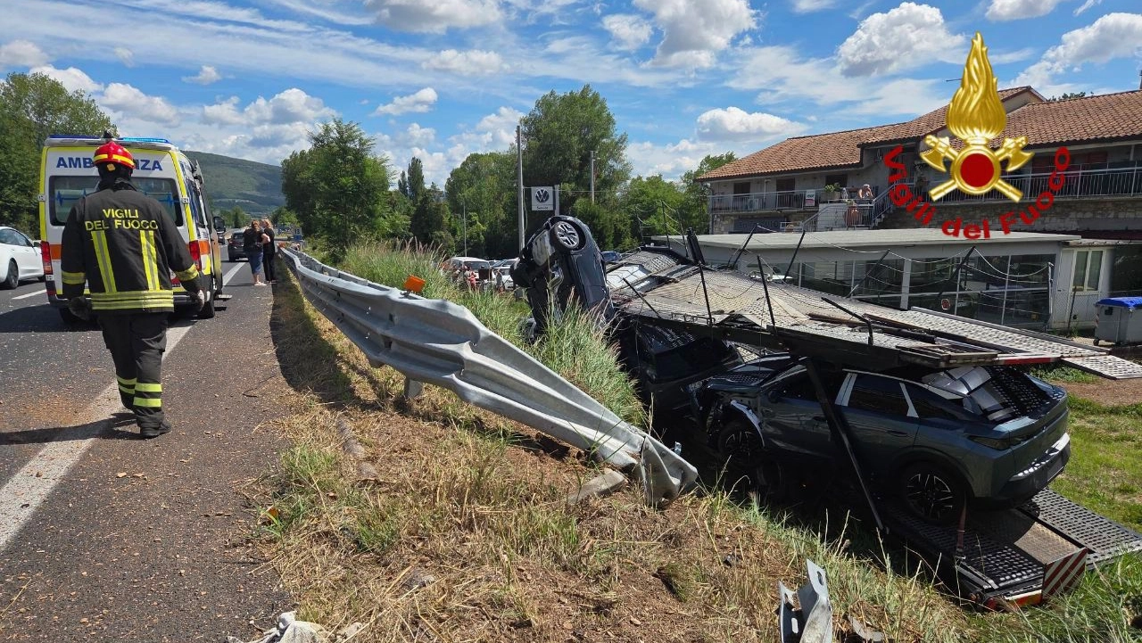 Incidente sulla statale 75 in Umbria, bisarca esce di strada. Sul posto i soccorsi e i vigili del fuoco Incidente sulla statale 75 in Umbria, bisarca esce di strada. Sul posto i soccorsi e i vigili del fuoco