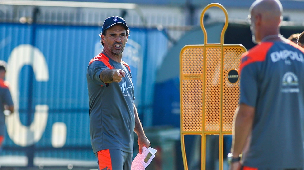 Il tecnico Guido Pagliuca durante una seduta di allenamento (. Gasperini/Germogli Il tecnico Guido Pagliuca durante una seduta di allenamento (. Gasperini/Germogli