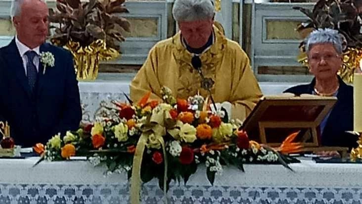 Carla Caneri e Mauro Bongi festeggiano 50 anni di matrimonio nella chiesa di Bigliolo, con Monsignor Vigo come celebrante. Emozionante riconoscimento per il loro percorso insieme. Carla Caneri e Mauro Bongi festeggiano 50 anni di matrimonio nella chiesa di Bigliolo, con Monsignor Vigo come celebrante. Emozionante riconoscimento per il loro percorso insieme.
