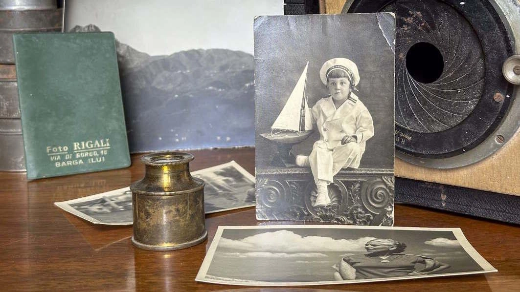 La mostra "L'arte della luce. Storia della fotografia: viaggio nell'archivio Pietro Rigali" a Barga celebra il fotografo Pietro Rigali e la sua eredità di oltre 45mila immagini, documentando la vita barghigiana dal 1890 al 1950. Esposizione presso la Fondazione Ricci fino al 31 dicembre 2024. Ingresso libero. La mostra "L'arte della luce. Storia della fotografia: viaggio nell'archivio Pietro Rigali" a Barga celebra il fotografo Pietro Rigali e la sua eredità di oltre 45mila immagini, documentando la vita barghigiana dal 1890 al 1950. Esposizione presso la Fondazione Ricci fino al 31 dicembre 2024. Ingresso libero.