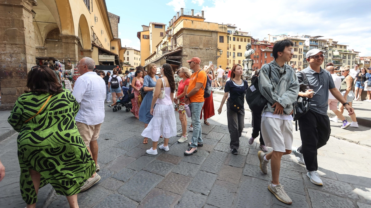 Visitatori nella zona del Ponte Vecchio. Qui i commercianti lamentano un drastico calo del giro di affari Visitatori nella zona del Ponte Vecchio. Qui i commercianti lamentano un drastico calo del giro di affari