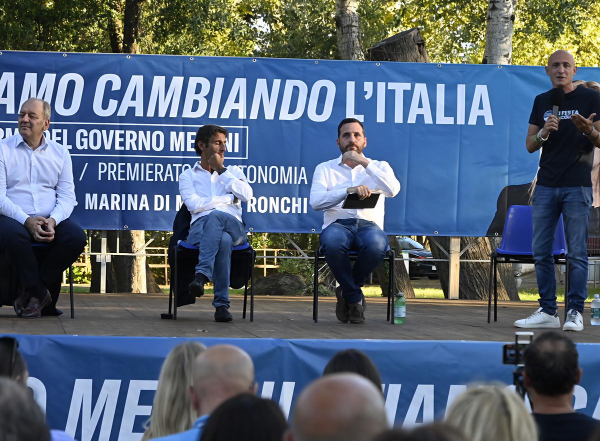 Tomasi ’debutta’ alla Comasca: "Noi, speranza per la Toscana. Priorità a infrastrutture e sanità" Tomasi ’debutta’ alla Comasca: "Noi, speranza per la Toscana. Priorità a infrastrutture e sanità"