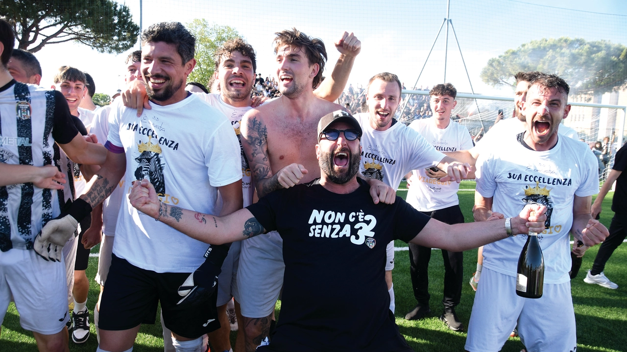 La festa per la terza promozione che ha portato il Viareggio in Eccellenza La festa per la terza promozione che ha portato il Viareggio in Eccellenza