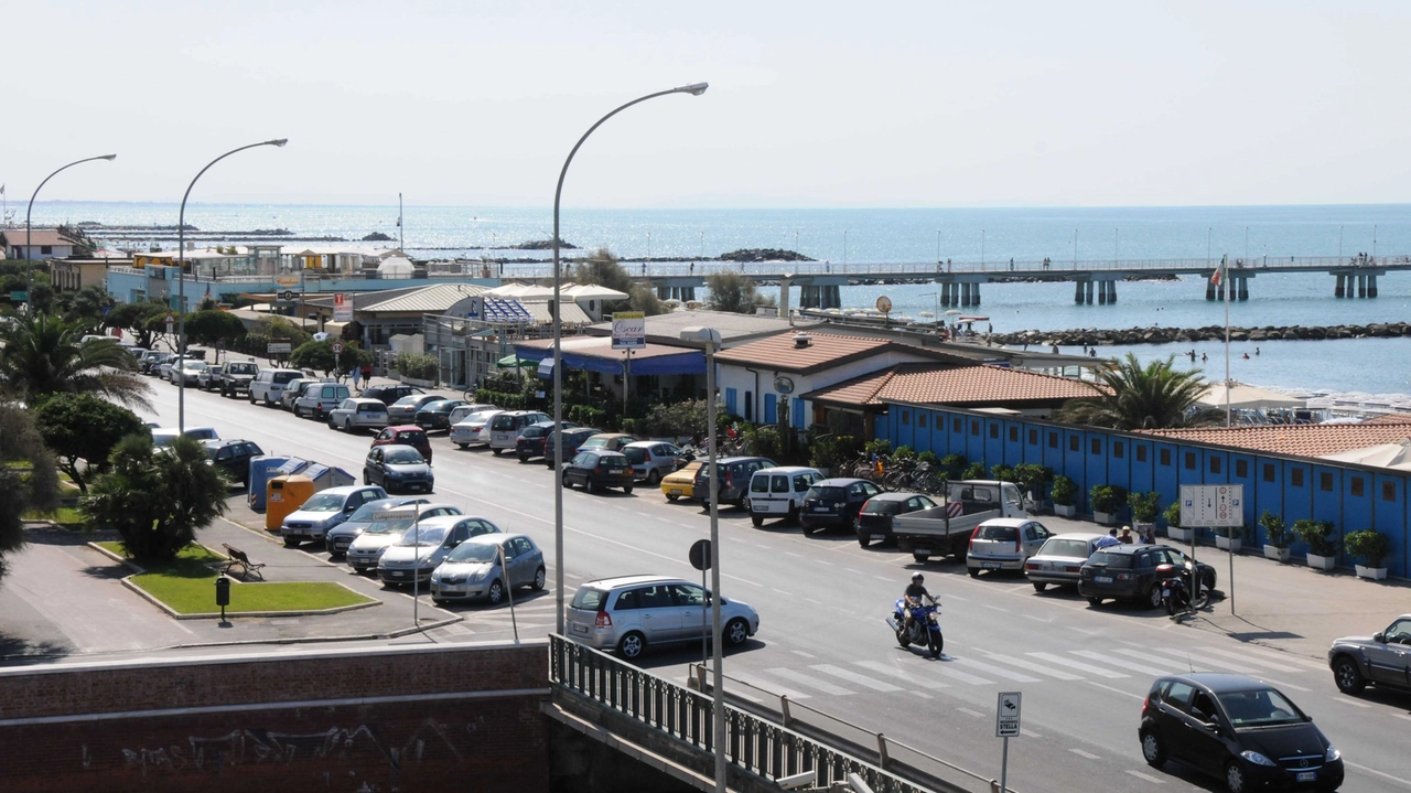 Il lungomare di Marina di Massa (foto Nizza) Il lungomare di Marina di Massa (foto Nizza)