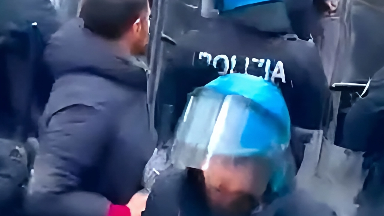 Le cariche della polizia sugli studenti il 23 febbraio 2024, sotto a sinistra l’assessora regionale Alessandra Nardini (Pd) e, a destra il deputato Edoardo Ziello (Lega)