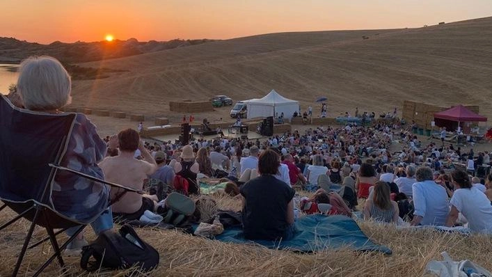 Nella foto di Erika Manoni, un concerto al tramonto nell’anfiteatro delle Crete