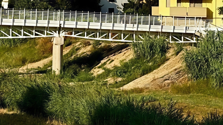 A Certaldo, la nuova passerella pedonale sull'Agliena collega i quartieri sud al centro, garantendo sicurezza e mobilità dolce. Un progetto atteso e apprezzato dai cittadini. A Certaldo, la nuova passerella pedonale sull'Agliena collega i quartieri sud al centro, garantendo sicurezza e mobilità dolce. Un progetto atteso e apprezzato dai cittadini.