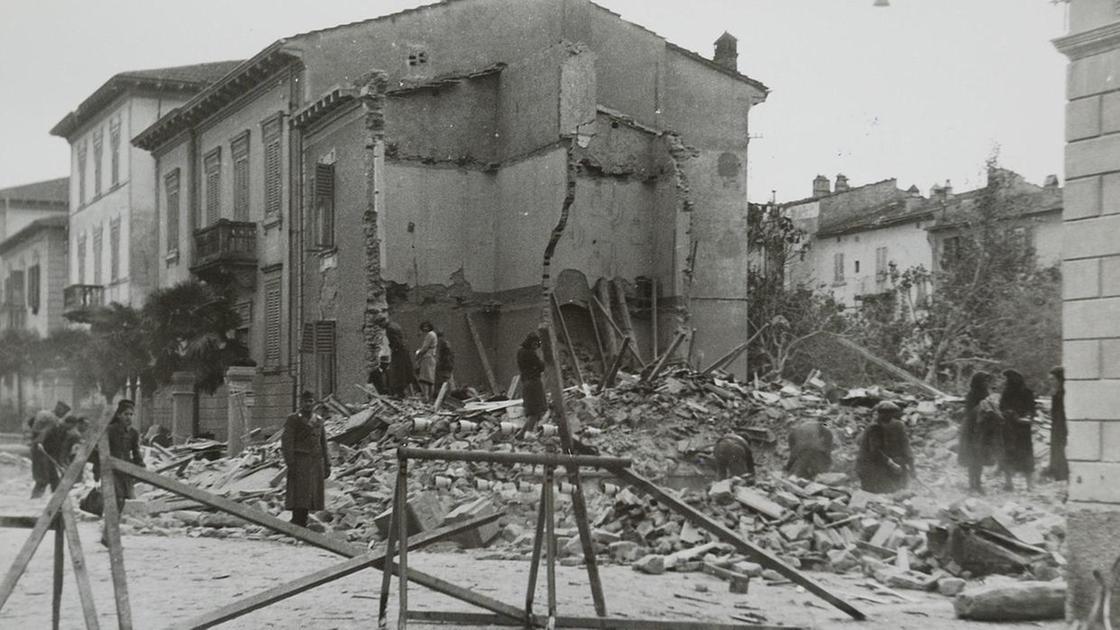 https://www.lanazione.it/image-service/view/acePublic/alias/contentid/ZDE3MjJlZTgtMzVhYS00/0/morte-e-distruzione-scendevano-dal-cielo-le-foto-delle-rovine-e-i-ricordi-di-un-ragazzo.jpeg?f=16:9&w=1200&h=630