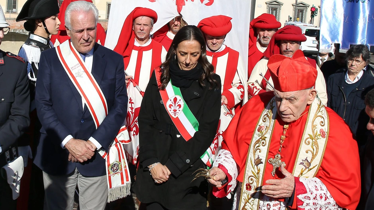 La sindaca Sara Funaro e il governatore Eugenio Giani durante la cerimonia che si è conclusa con la tradizionale corona d’alloro lanciata in Arno per commemorare le vittime dell’alluvione del 1966 La sindaca Sara Funaro e il governatore Eugenio Giani durante la cerimonia che si è conclusa con la tradizionale corona d’alloro lanciata in Arno per commemorare le vittime dell’alluvione del 1966