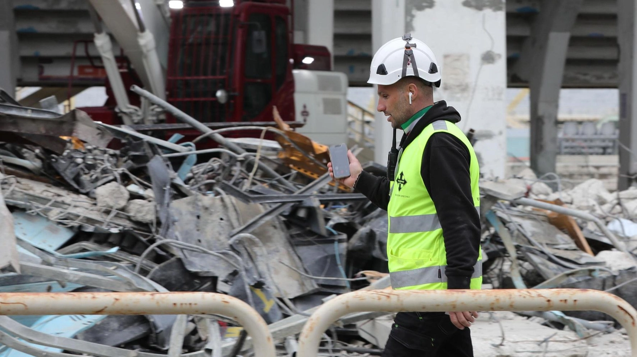 Un operaio durante il cantiere avviato prima dell’estate allo stadio Artemio Franchi. Ancora incertezza sulla fine dei lavori