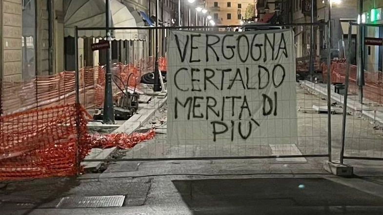 Uno degli striscioni comparsi in strada Uno degli striscioni comparsi in strada